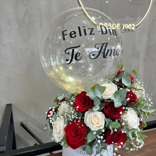 caja pote white con rosas rojas y blancas globo burbuja te amo 